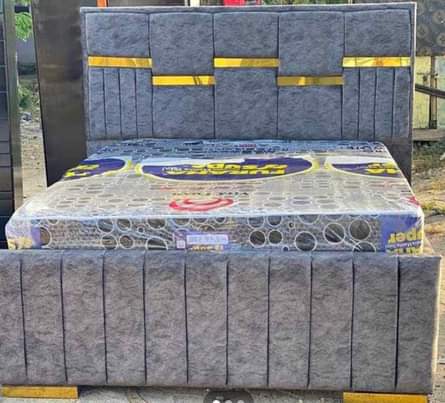 A picture of Bed sofa mpya 180000 nipigie 07622032249 usafiri ni Bure