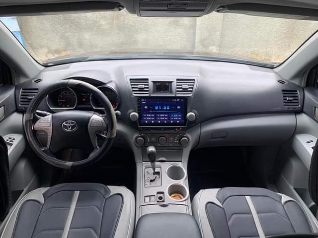 A picture of Toyota Highlander 2009 model face lifted to 2015