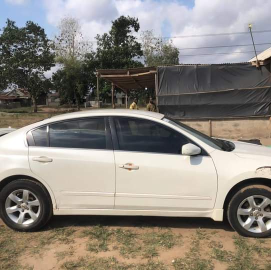 A picture of Nisan Optima 20007 model very clean first body pan engine