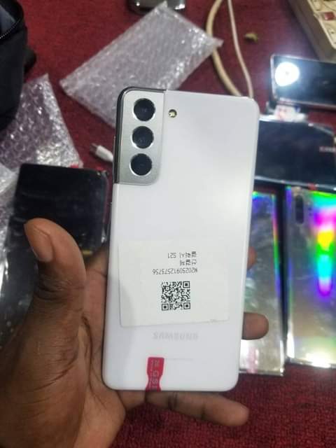 A picture of UK used original Samsung phones
