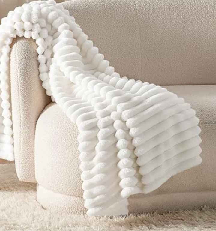 A picture of Light fleece blankets 65000 Sizes 4 6 5 6 6