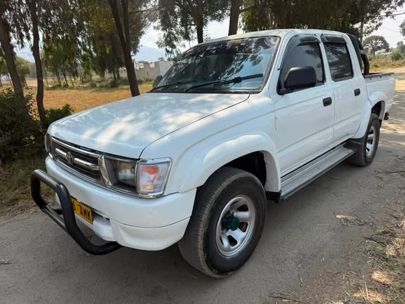 A picture of TOYOTA HILUX DOUBLE CABIN INAUZWA Bei TSh 19M Engine 5L