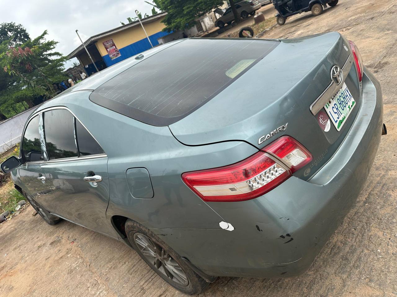 A picture of 010 toyota camry