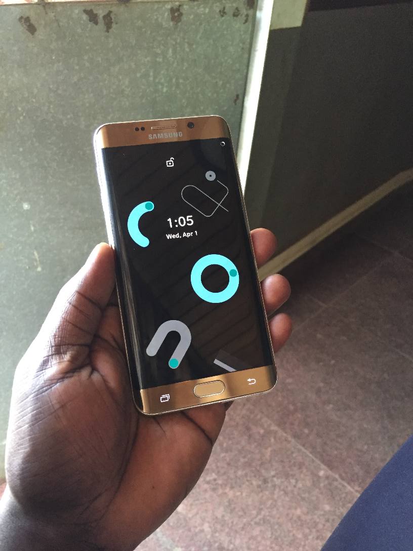 A picture of Galaxy S6 edge crack on screen