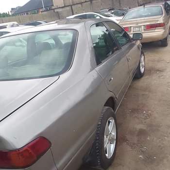 A picture of Toyota Camry aka drop light