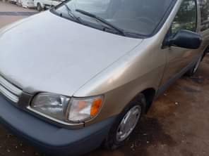 A picture of neatly used sienna 2001 model with untempered engine and gear