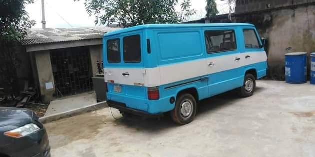 A picture of 2000 Mercedes Benz Bus