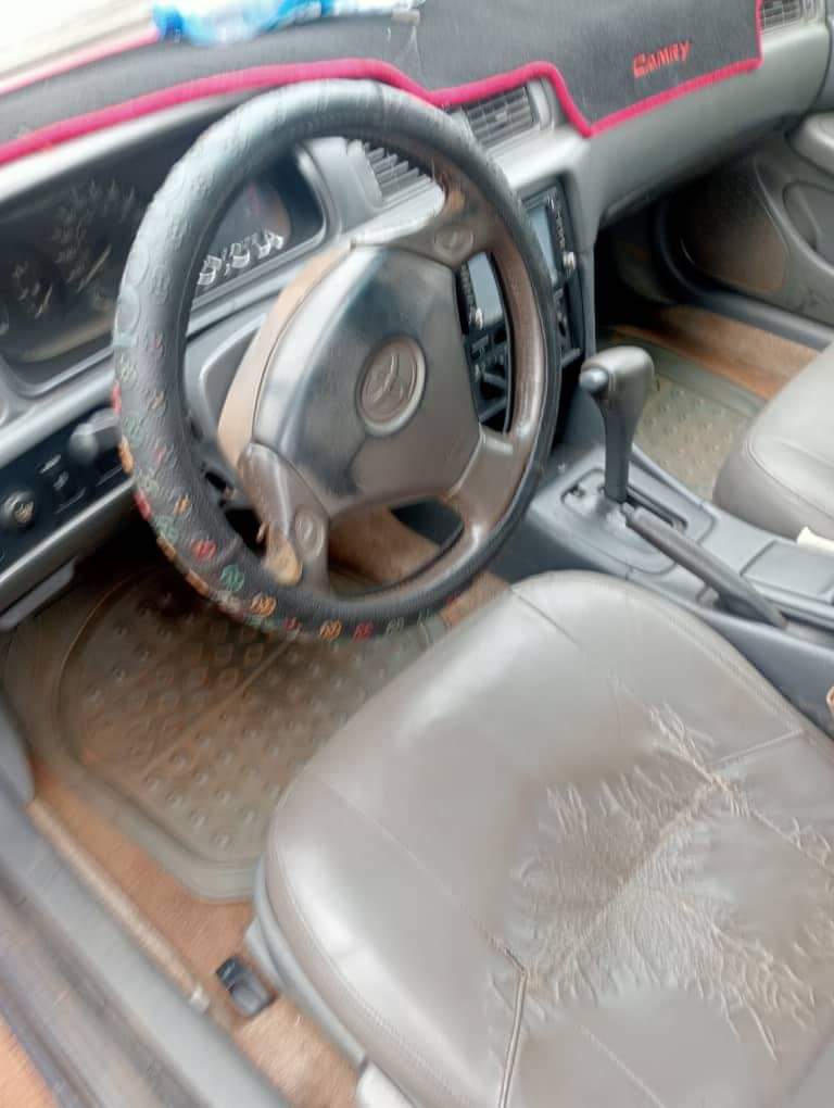 A picture of 2000 Toyota camry grey