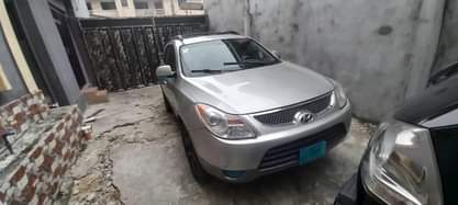 A picture of 2008 Hyundai Veracruz Leather interior 3 row seat Remote boot