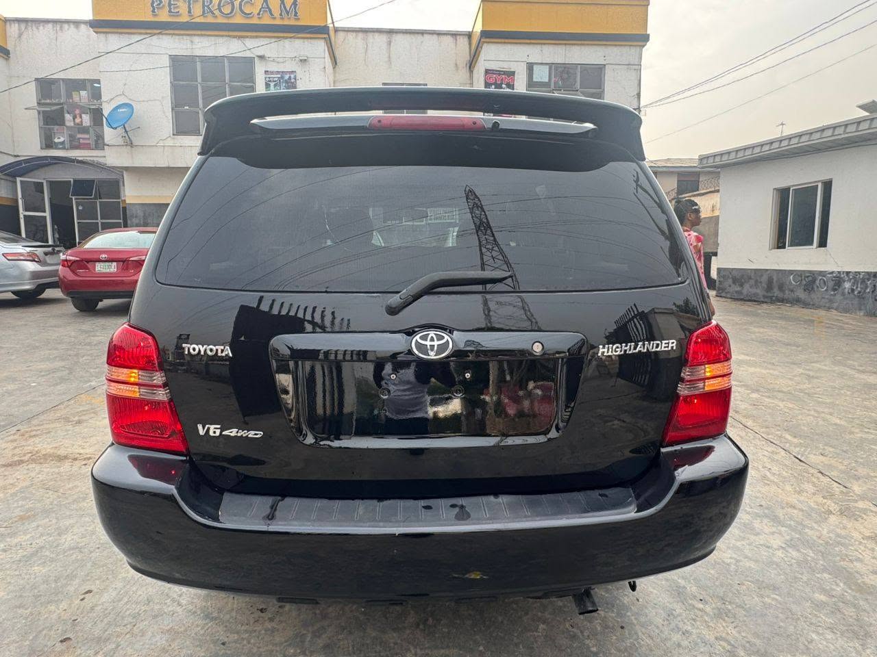 A picture of Neatly used 05 Toyota Highlander for sale