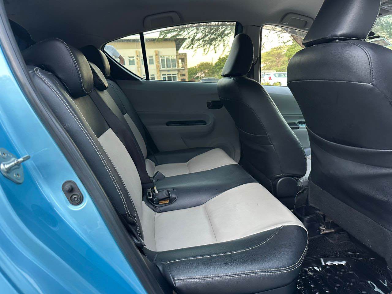 A picture of TOYOTA AQUA Contact 0761 380 608