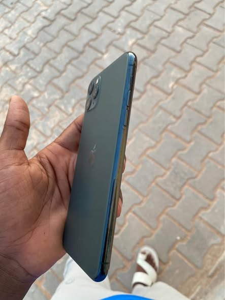 A picture of Iphone 11 pro max 512GB