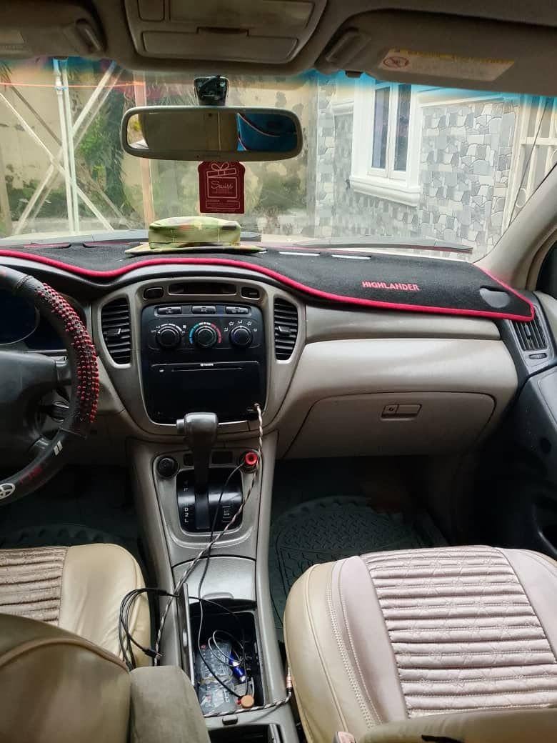A picture of Mad Distress Distress 04 Toyota Highlander 2 Seater rows
