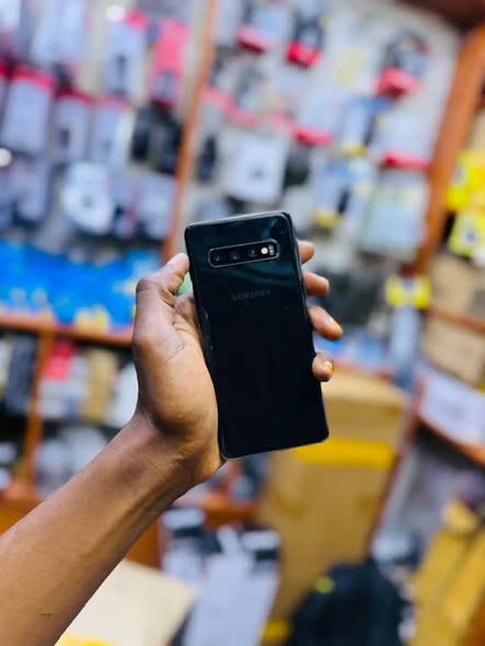 A picture of Samsung galaxy s10 plain
