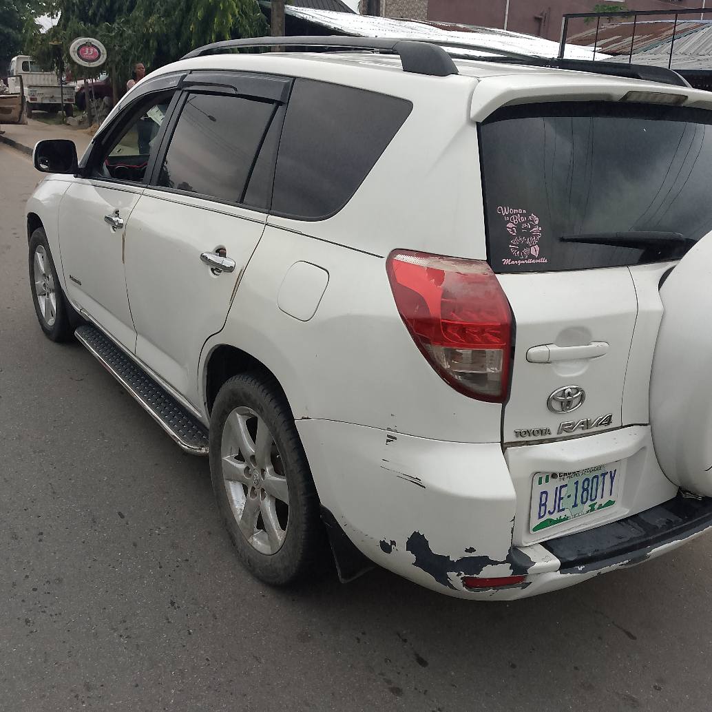 A picture of Toyota RAV4 06 model