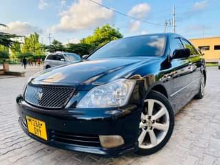 A picture of TOYOTA CROWN