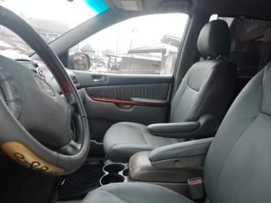A picture of Dealers buy clean 06 sienna 2 9m Clean interior Engine