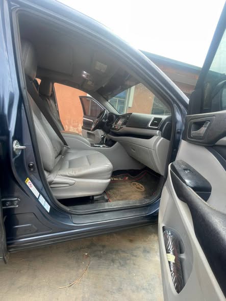 A picture of Urgent sales 2017 Toyota highlander pure first body untouched engine