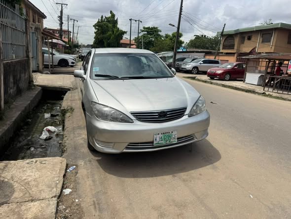 A picture of super clean Toyota Camry big daddy 04