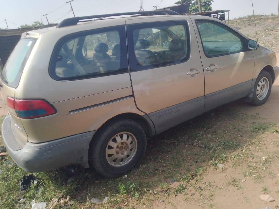 A picture of Toyota sienna 98 model first body