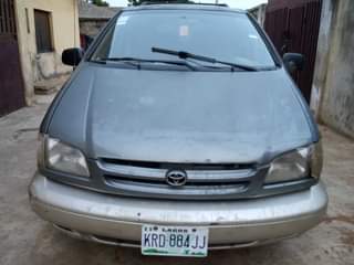 A picture of Toyota sienna 1999