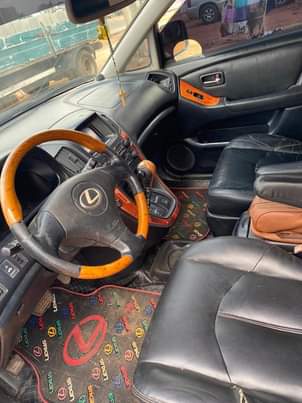 A picture of Lexus 300