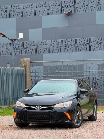 A picture of TOYOTA CAMRY 2016