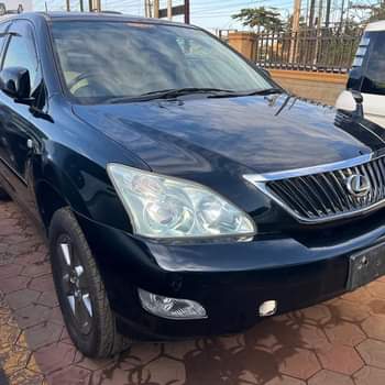 A picture of Toyota harrier in perfect condition from bond 2009 petrol
