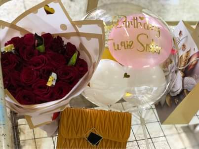 A picture of Flowers and cakes 0703071335