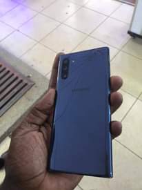 A picture of Samsung Galaxy Note 10 minor crack