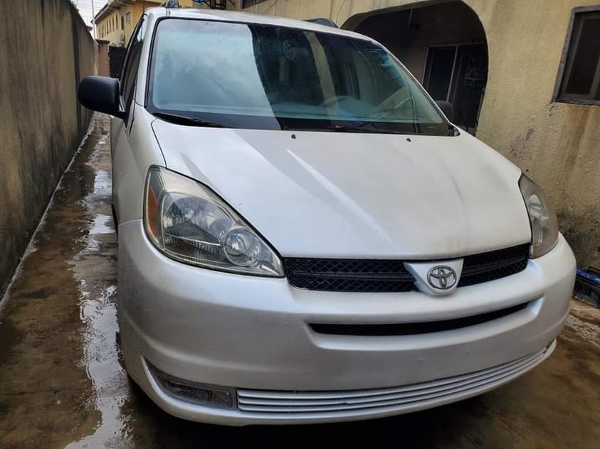 A picture of Toyota sienna 2005 model