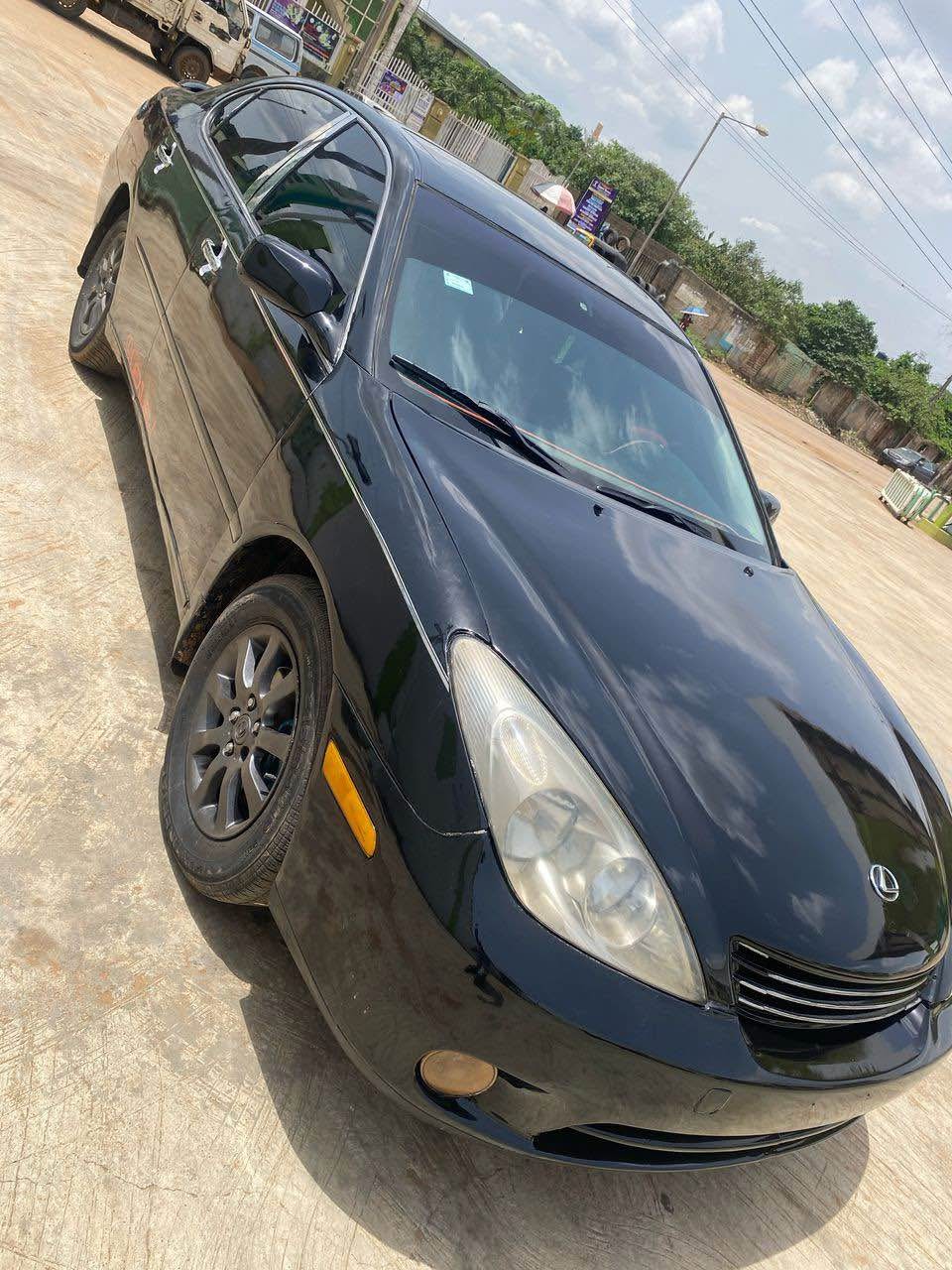 A picture of Lexus 330