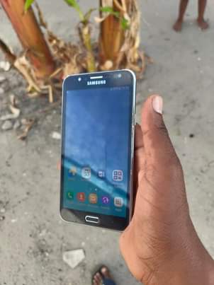 A picture of Samsung j7