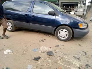 A picture of Toyota Sienna 02 03