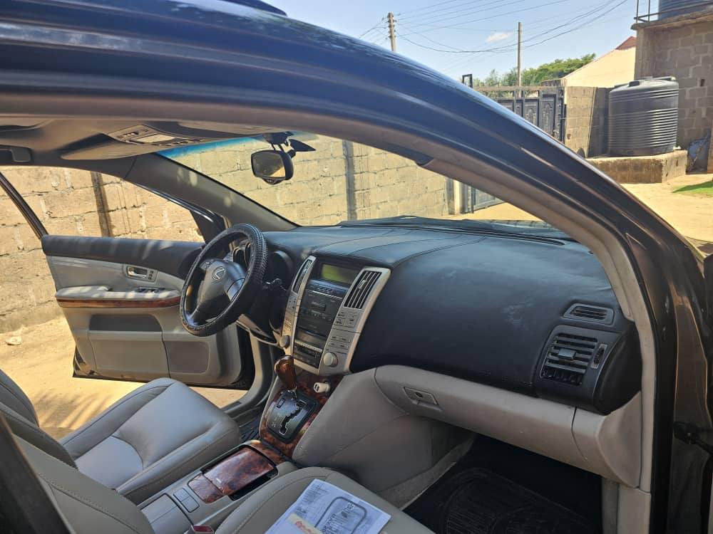 A picture of Lexus 330