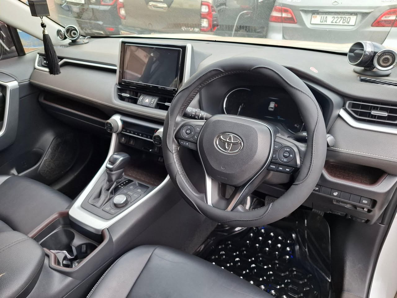 A picture of Toyota Rav4 AT ONLY UGX 98 000 000
