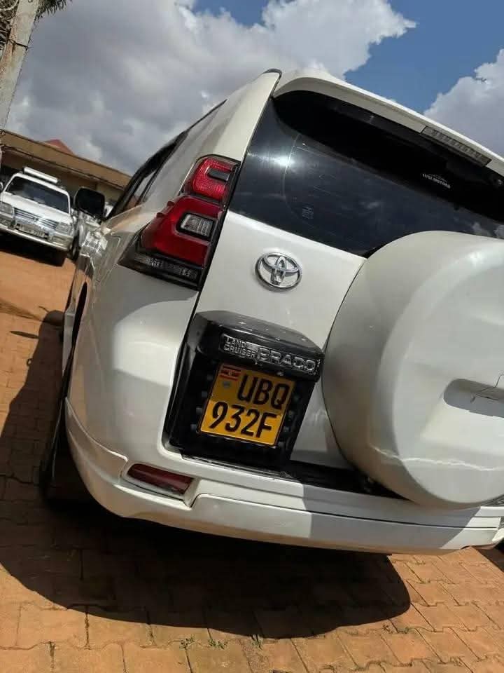 A picture of 2014 Land cruiser TX .