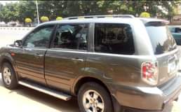 A picture of Extremely super sharp Honda Pilot 05 Model with Untempered Engine