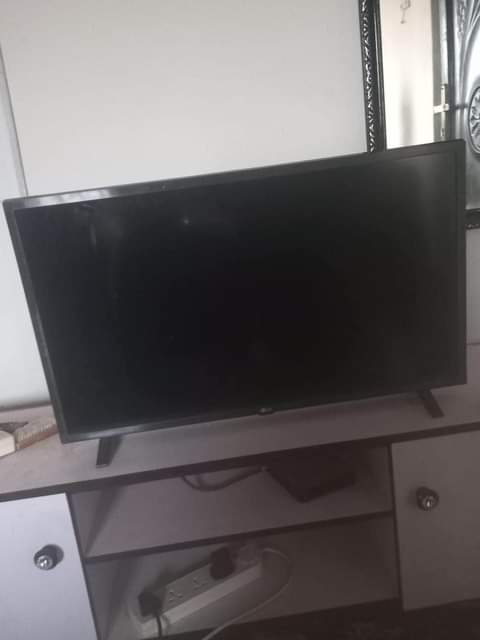 A picture of TV Lg 32 inches smart tv with Netflix and YouTubes