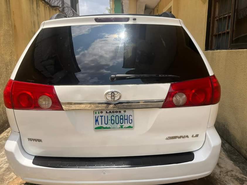 A picture of Toyota Sienna 2006