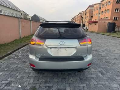 A picture of WOW OMG This is pristine clean lexus rx330 2007 model