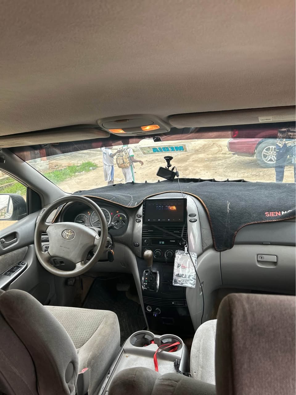 A picture of Toyota Sienna 2006