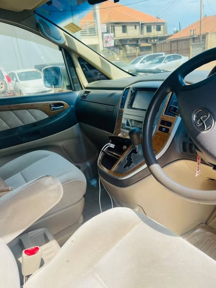 A picture of Toyota Alphard 2007