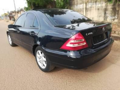 A picture of Neatly used 4 cylinder Mercedes Benz c200 04 05 model