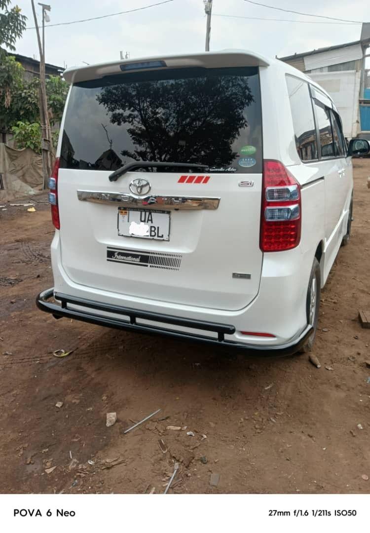A picture of Toyota Noah