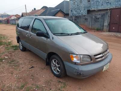 A picture of Toyota sienna