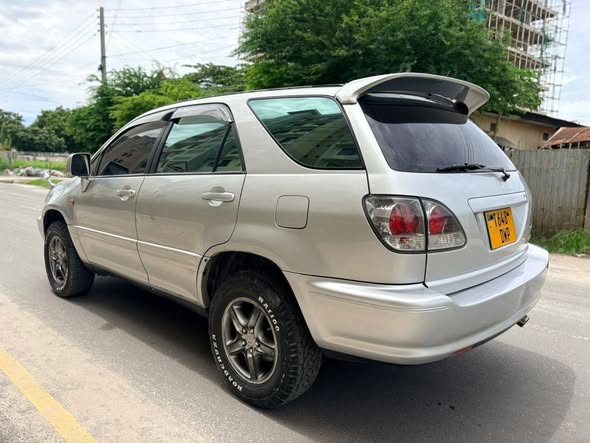 A picture of Toyota harrier old