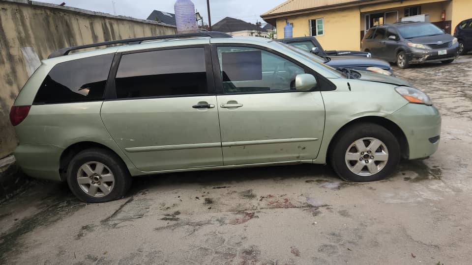 A picture of Super distress sale 2008 Toyota Sienna going for just 3.6m.Everything