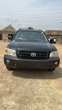 A picture of Very clean Toyota Highlander 04 partly first body pan Barely
