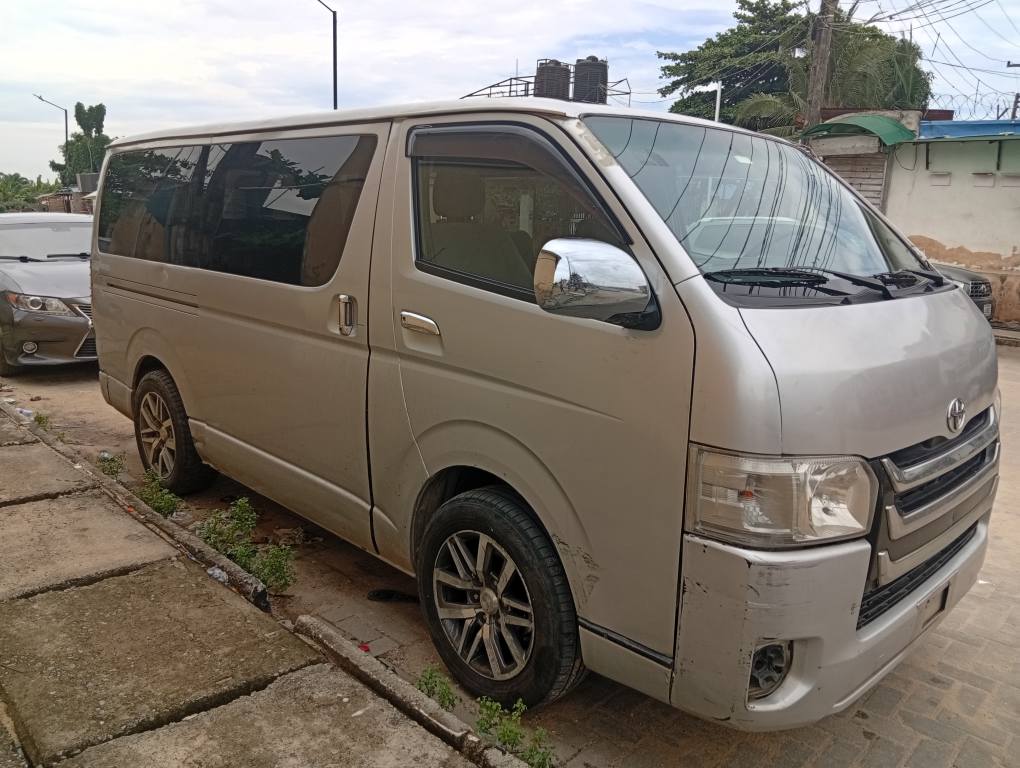 A picture of 2008 Toyota hiace hummer bus1
